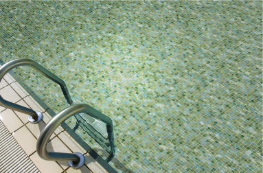 Mosaico de vidrio aplicado en piscina en tonos verdes